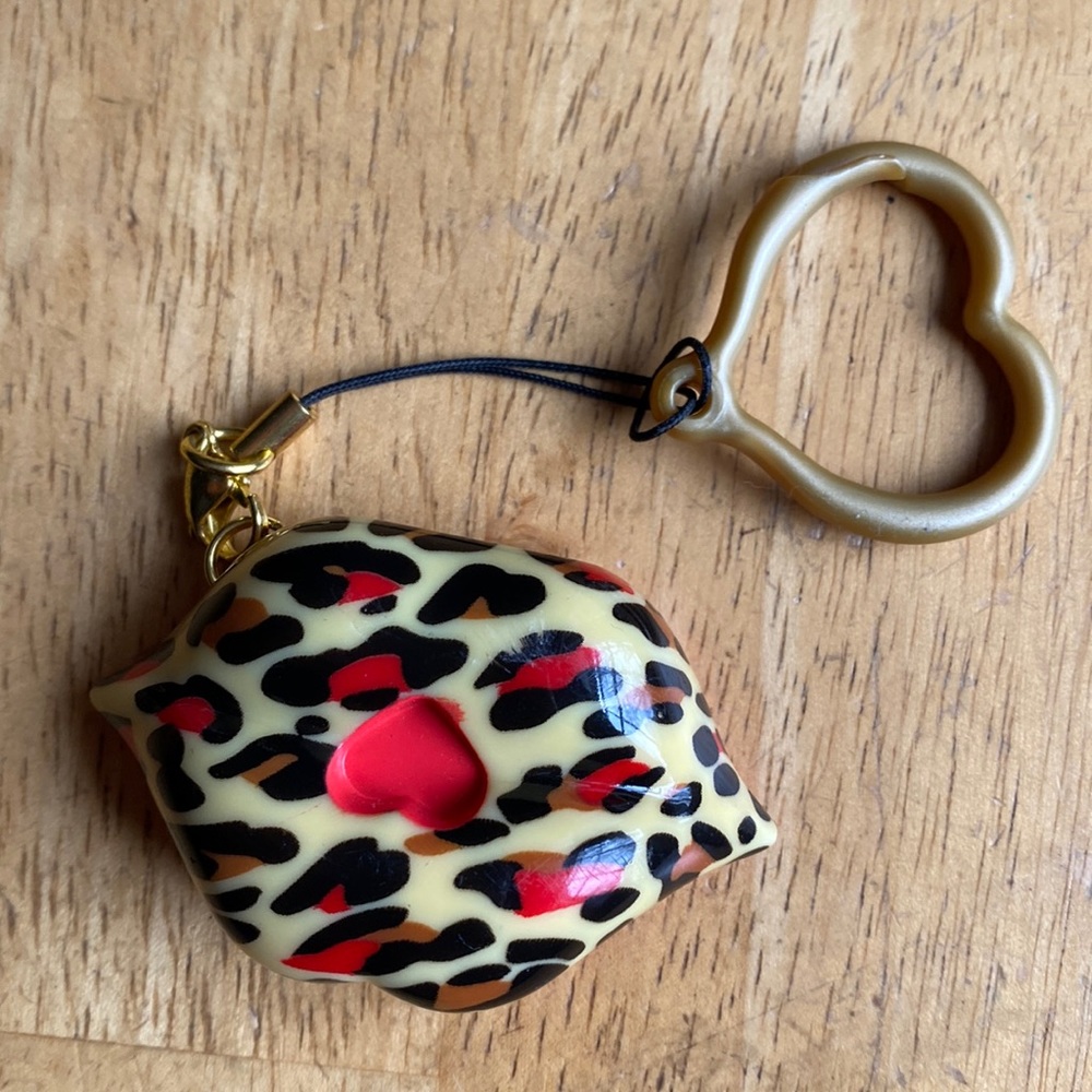 Pretty lip keychain or bag charm, with sound in good condition